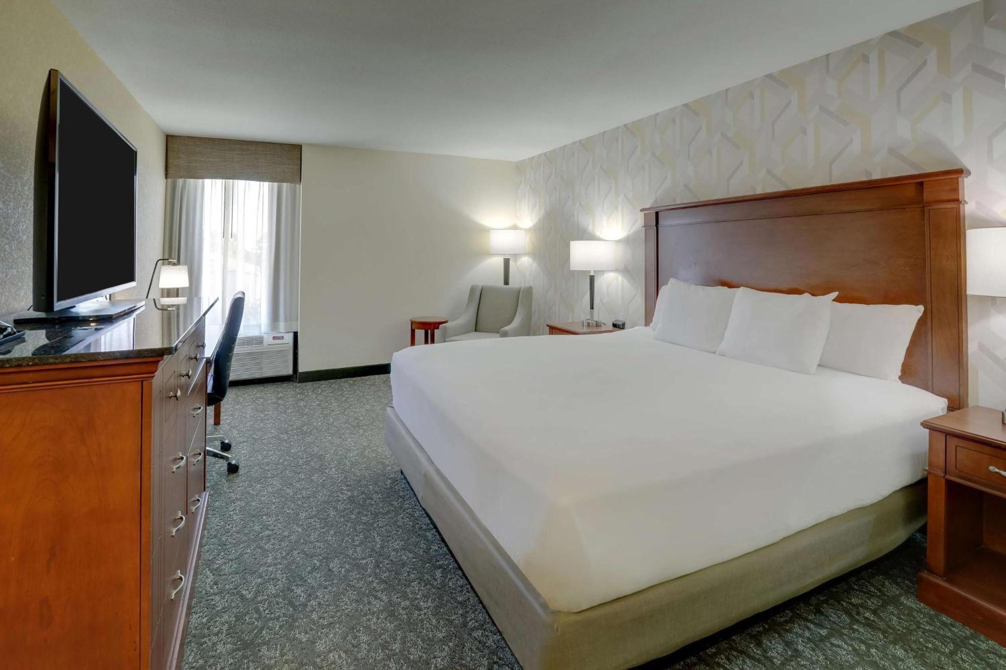 Drury Inn & Suites Charlotte University Place Екстер'єр фото